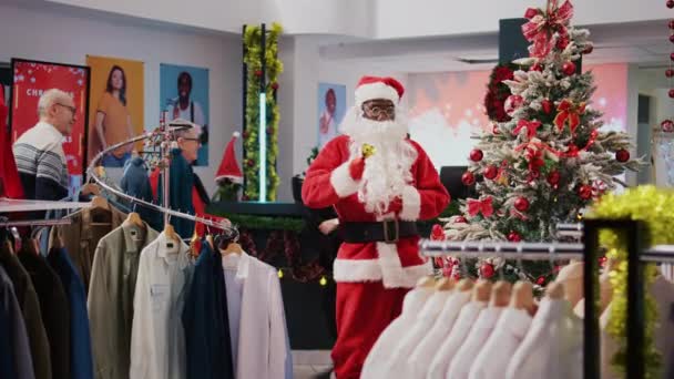Dolly Kadrze Wesołego Menadżera Przebranego Świętego Mikołaja Świątecznym Ozdabianiu Sklepu — Wideo stockowe