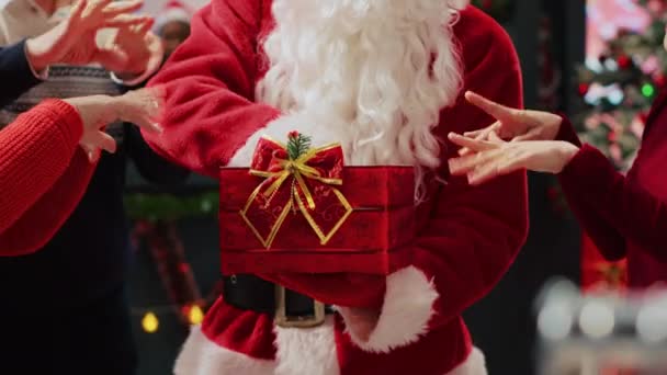 Gros Plan Homme Habillé Père Noël Ramassant Billet Tombola Dans — Video