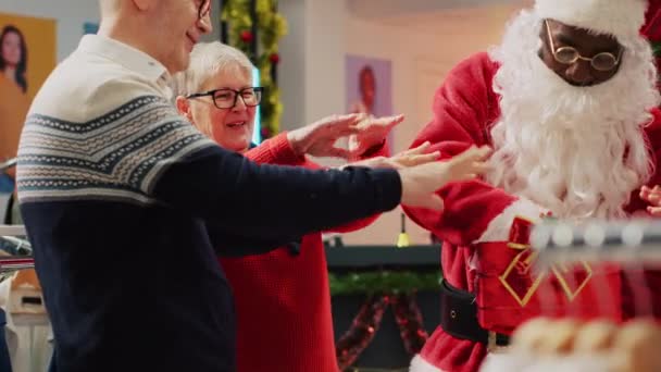 Klien Yang Berpartisipasi Dalam Undian Natal Dipegang Oleh Asisten Ritel — Stok Video