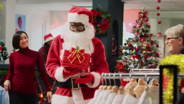 Noel Baba Kostümü Giyen Çalışanlar Kostüm Mağazasında Müşterileri Noel Çekiliş — Stok video