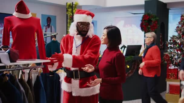 Διευθυντής Φορώντας Κοστούμι Santa Claus Γύρω Από Εμπορικό Κέντρο Μπουτίκ — Αρχείο Βίντεο