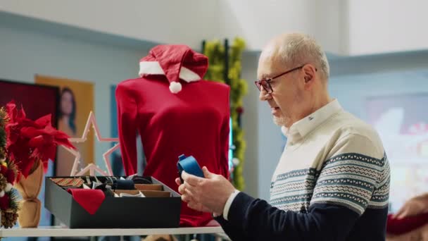 Anciano Hojeando Exquisita Colección Cinturones Moda Tienda Decorada Navidad Durante — Vídeos de Stock