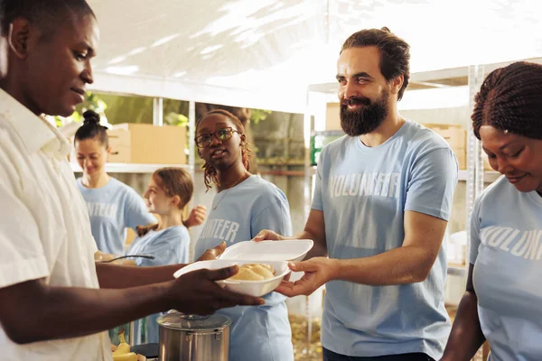 Friendly Volunteers Handing Out Free Food Hungry Poor Needy Individuals — Stock Photo, Image