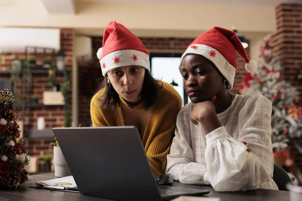 Två Kvinnliga Medarbetare Kontrollerar Projektrapporten Laptop Och Firar Jul Dekorerat — Stockfoto