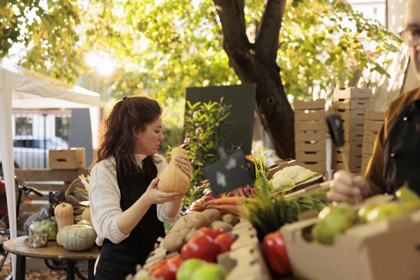 Young Vendor Arranging Fresh Natural Products Farmers Market Stall Wearing — Stock Photo, Image