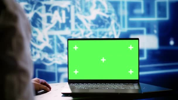 Informatyk Korzystający Laptopa Zielonym Ekranem Implementacji Sztucznej Inteligencji Równoległego Przetwarzania — Wideo stockowe