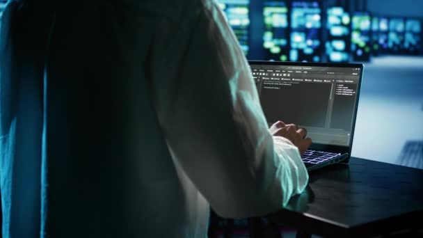 Licencjonowany Programista Uruchamiający Kod Laptopie Rozwiązujący Problemy Aktualizujący Sprzęt Centrów — Wideo stockowe