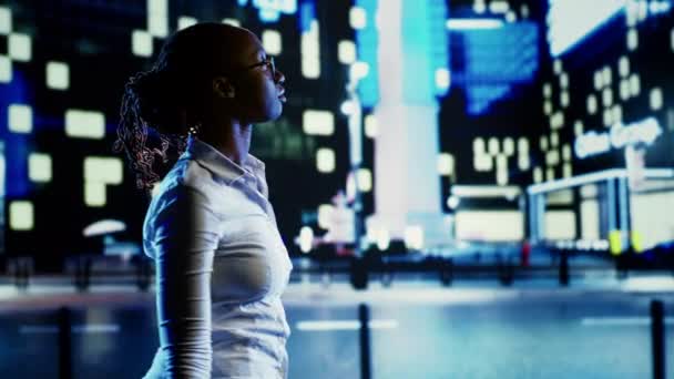 Улыбающаяся Африканская Американка Бродит Городским Бульварам Ночное Время Глядя Внушительные — стоковое видео