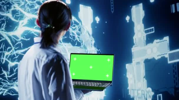 使用绿色屏幕笔记本电脑在新成立的工作岗位上编写人工智能脚本代码的精准管理 熟练的专业人员在数据中心做维护工作 更新人工智能系统 — 图库视频影像