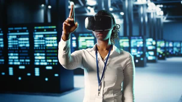 Африканська Американка Занурилася Віртуальну Реальність Центрі Обробки Даних Проводячи Технічне — стокове відео