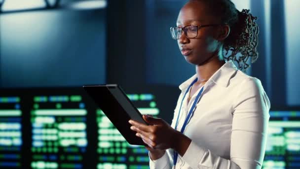 Afrykańska Amerykańska Kobieta Przechadzająca Się Rzędach Serwerowni Zapewniając Zasoby Przetwarzania — Wideo stockowe