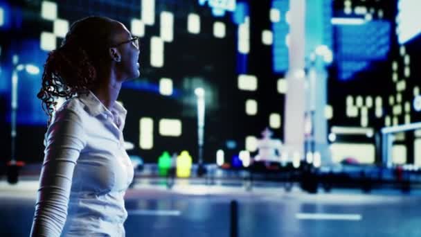 Усміхнена Афроамериканка Бродить Міських Бульварах Вночі Вказуючи Цікаву Рекламу Ooh — стокове відео