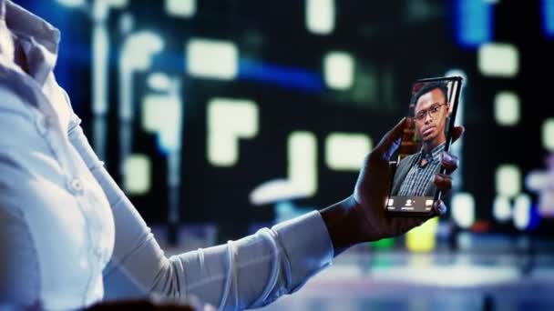 Крупним Планом Знімок Афроамериканської Жінки Розмовляє Чоловіком Онлайн Відеоколі Блукаючи — стокове відео
