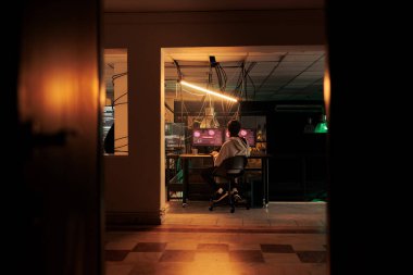 Erkek online suç çözme veri sızıntısı sorunu, bilgisayar sistemi hacklemesi ve veritabanı sunucu siber saldırısı. Şifreleri çalmak için sunucunun şifresini kıran genç profesyonel casus. Siber Güvenlik.