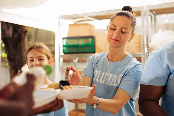 Detailed Image Showcasing Female Caucasian Charity Worker Serving Warm Meal — Stock Photo, Image