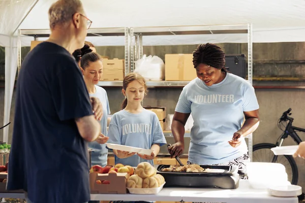 Group Female Volunteers Community Center Distributing Free Food People Need — Stock Photo, Image