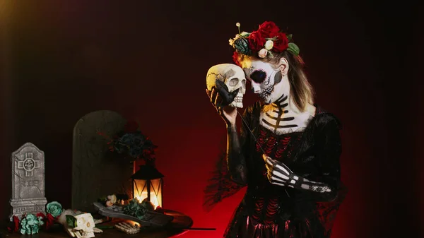 Spookachtige Glamoureuze Vrouw Met Een Heilige Schedel Studio Die Eng — Stockfoto