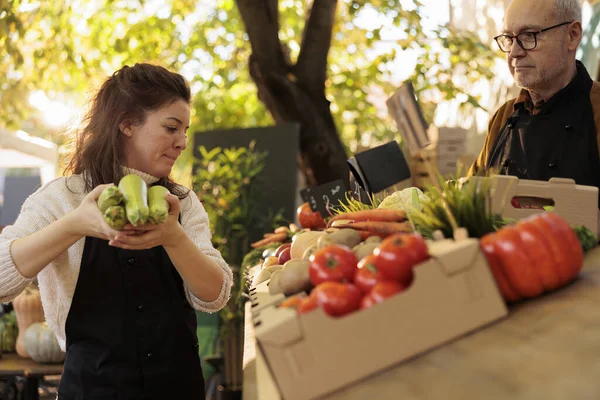 Dva Zemědělci Uvádějí Ovoce Zeleninu Trh Připravují Nový Den Prodeji — Stock fotografie