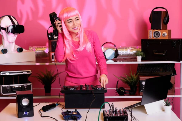 Artista Sorridente Tocando Música Eletrônica Mixer Console Profissional Ouvindo Música — Fotografia de Stock