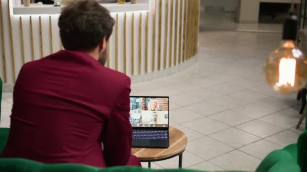 绅士在电视上与客户见面 确保完美的服务 帮助发展业务销售 企业家在会议前使用在线远程工作呼叫 合作机会 — 图库视频影像
