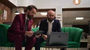 Video bağlantısı denetleme ekibi yatırımcılarla fon görüşmesi için önemli bir toplantıya hazırlanıyor. Çevrimiçi telekonferansa katılan yönetim kurulu üyeleri iş seyahatinde..