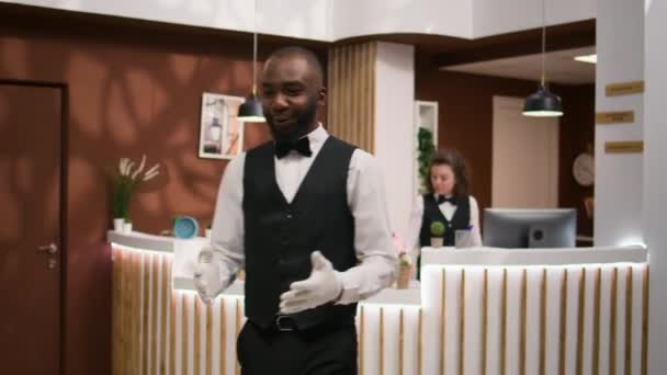 Bellhop Ajudar Hóspedes Hotel Após Check Fornecendo Serviços Concierge Luxo — Vídeo de Stock