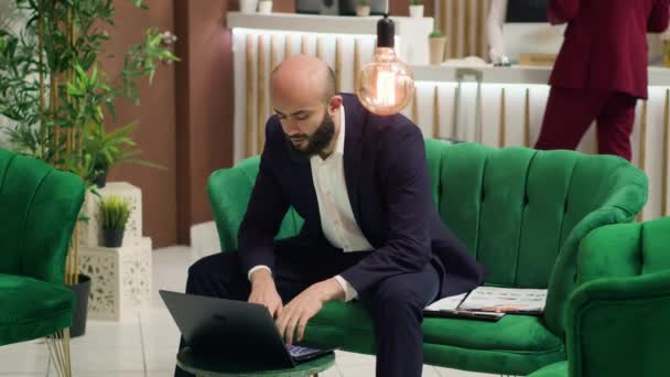 Akcjonariusz Korzystający Laptopa Hotelu Poszukujący Rozwiązań Zwiększających Budżet Firmy Międzynarodowym — Wideo stockowe