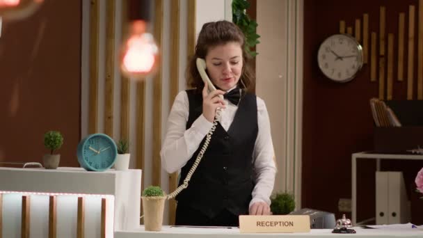 Resepsiyon Görevlileri Otel Resepsiyonunda Oda Rezervasyonu Yapar Telefonuyla Misafirlerle Konaklama — Stok video