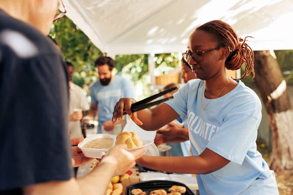 Yemek Bağışı Yapan Siyahi Bir Kadının Fakir Beyaz Bir Evsize — Stok fotoğraf