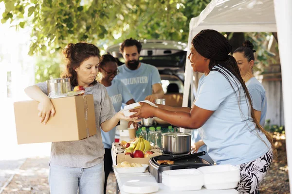 Diversos Grupos Voluntarios Distribuyen Felizmente Alimentos Los Necesitados Sonrisas Felicidad — Foto de Stock