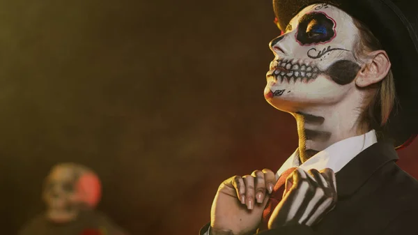 Kobieta Dorosła Kostiumie Halloween Sztuką Ciała Czaszki Świętującą Świętą Meksykańską — Zdjęcie stockowe