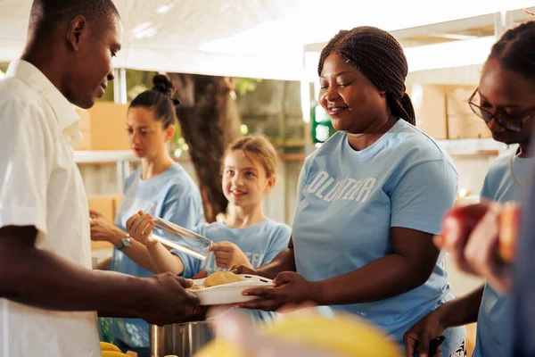 Mulheres Diferentes Etnias Voluntariam Banco Alimentos Local Servindo Alimentos Itens — Fotografia de Stock