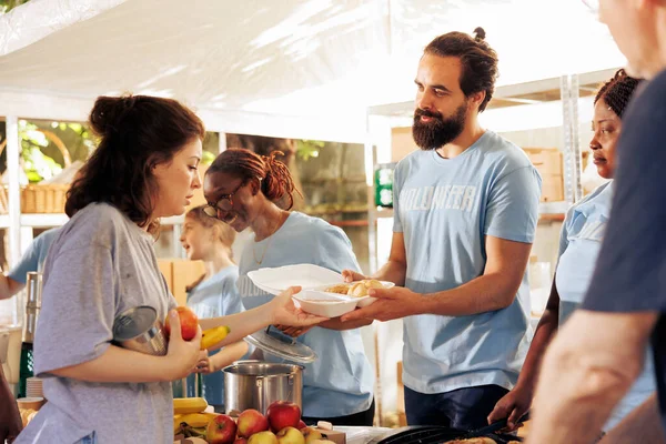 Hunger Relief Volunteers Sharing Providing Meal Rations Non Perishable Items — Stock Photo, Image