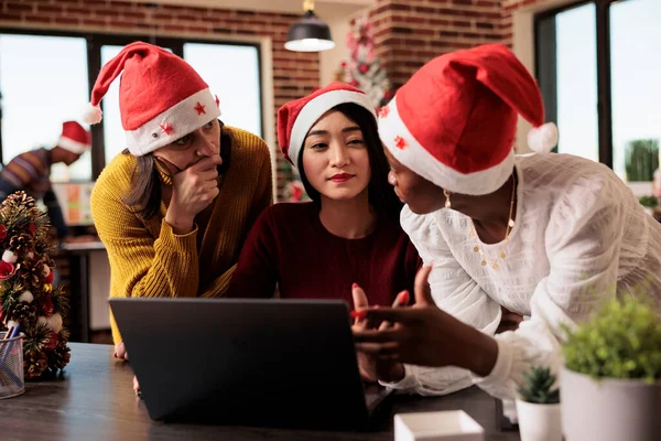 Women Workers Team Gathered Laptop Discussing Project Tasks Office Christmas — Stock Photo, Image