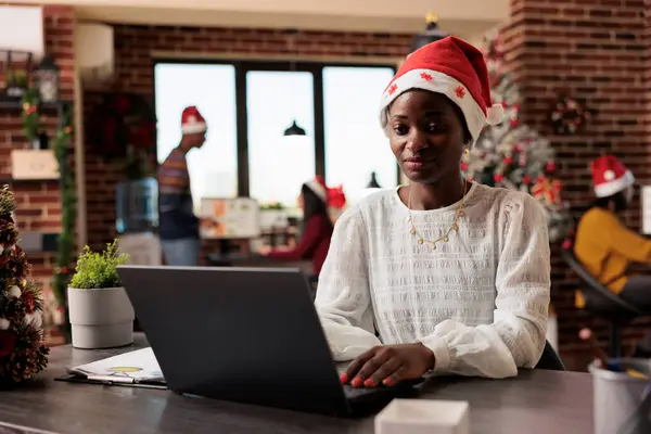 Noel Baba Şapkası Takan Afrikalı Amerikalı Kadın Şirket Yöneticisi Noel — Stok fotoğraf