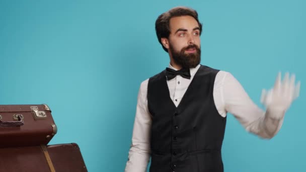 Luxuriöser Angestellter Mit Aktentasche Posiert Vor Blauem Hintergrund Und Bereitet — Stockvideo