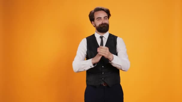 Vriendelijke Ober Geeft Vertrouwen Boost Door Applaudisseren Zijn Handen Uit — Stockvideo