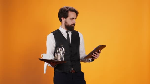 Pessoal Que Serve Café Segurando Tablet Estúdio Posando Frente Fundo — Vídeo de Stock