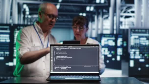 Felhő Számítástechnikai Üzletvezetők Feladatokat Oldanak Meg Adatközpontban Szkripteket Futtatnak Laptop — Stock videók