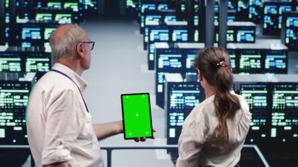 Nauwkeurige Managers Zoek Rond High Tech Datacenter Met Behulp Van — Stockvideo