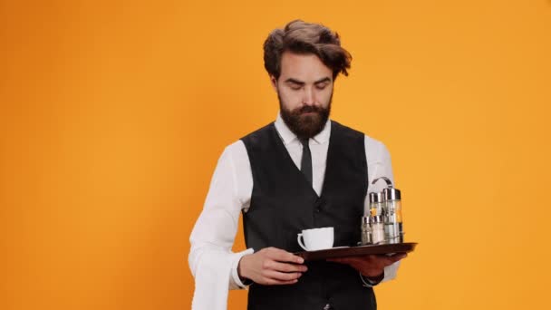Elegante Camarero Que Lleva Bandeja Con Bebidas Cubiertos Para Servir — Vídeos de Stock