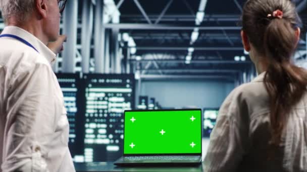 Systemadministratoren Die Sich High Tech Rechenzentrum Umsehen Nutzen Laptop Attrappen — Stockvideo