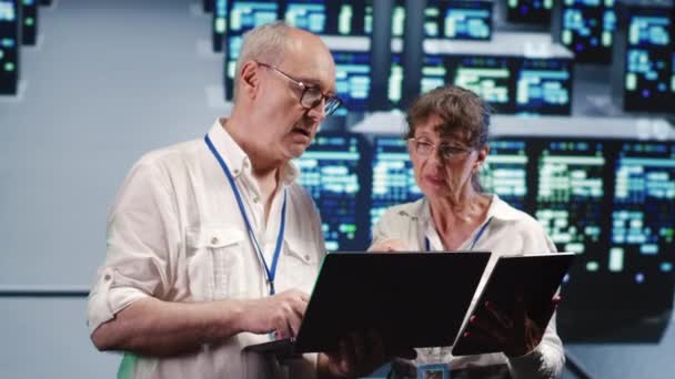 Deskundige Beoefenaars Zoek Rond Server Farm Met Behulp Van Laptop — Stockvideo