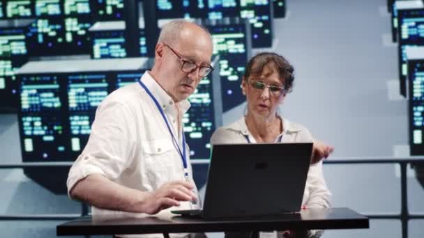 Восьмидесятилетние Сотрудники Осматривают Инновационный Серверный Хаб Готовясь Начать Комиссию Сбоям — стоковое видео