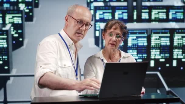 Åldrad Medarbetare Tittar Runt Modern Server Gård Förbereder Sig För — Stockvideo