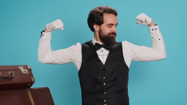 Starker Angestellter Lässt Studio Die Armmuskeln Spielen Kraft Und Stärke — Stockvideo