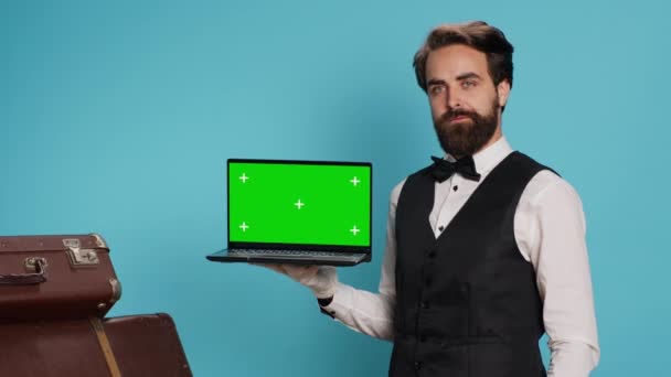 Eleganter Bauarbeiter Zeigt Greenscreen Auf Laptop Studio Während Weiße Handschuhe — Stockvideo