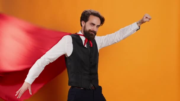 Camarero Seguro Con Capa Héroe Rojo Haciéndose Pasar Por Superhéroe — Vídeo de stock