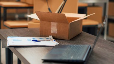 Depo, nakliye kutularıyla dolu. Ürün dağıtımı ve kalite kontrol yönetimi için kullanılan depo. Malı ve malı olan küçük bir işletme..