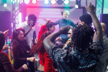 Çeşitli insanlar diskotekte dans ediyor ve gece kulübünde canlı müzik eşliğinde el kaldırıyor. Genç kulüp üyeleri parti yapıyor, elektronik müzik ritmine geçiyor ve dans pistinde zıplıyorlar.